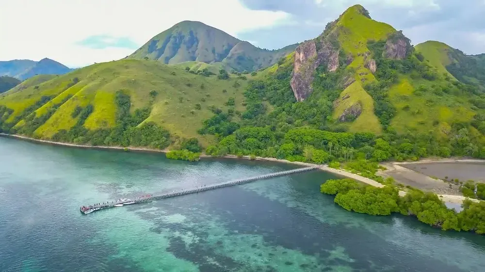 Manjarite Beach Experience - Luxury Phinisi Komodo Charter 2026